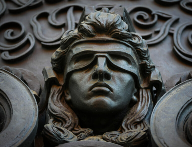 Abbildung der Justitia, der römischen Göttin der Gerechtigkeit, mit verbundenen Augen und einem allsehenden Auge über der Stirn, über dem Eingang des Gerichtsgebäudes in der Turmstraße im Berliner Stadtteil Moabit. In dem Gebäude befinden sich das Amtsgericht Tiergarten, das Landgericht Berlin I und die Staatsanwaltschaft Berlin. Justitia am Landgericht Berlin: Ein Afghane wurde wegen des Mordes an seiner getrenntlebenden Ehefrau schuldig gesprochen. Foto: picture alliance/dpa | Soeren Stache