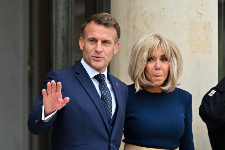 Feierte einen Erfolg vor Gericht: Frankreichs First Lady Brigitte Macron (r.). Foto: picture alliance / MAXPPP | Julien Mattia / Le Pictorium