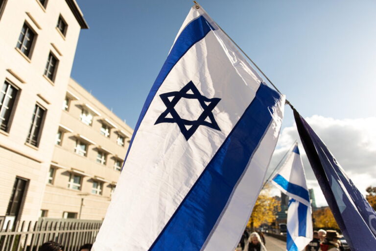 Die Kinder entwendeten zunächst auch eine Israel-Fahne von dem jüdischen Café. Dieses Foto ist ein Symbolbild.