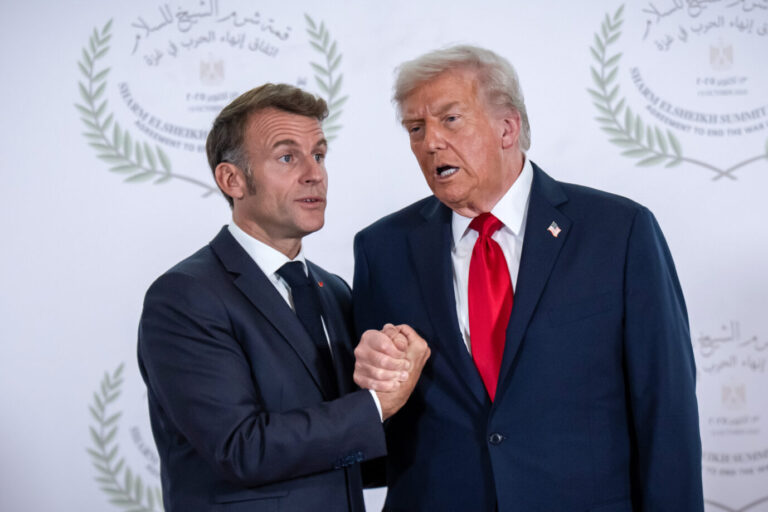 US-Präsident Donald Trump (r.) neben Emmanuel Macron, Präsident von Frankreich. Foto: picture alliance/dpa | Michael Kappel
