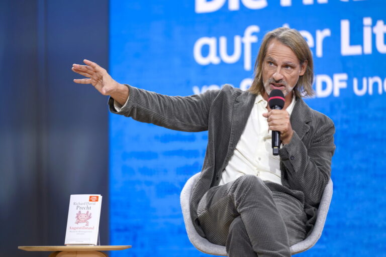 Der Buchautor Richard David Precht streckt seinen Arm nach außen, um eine Geste zu machen
