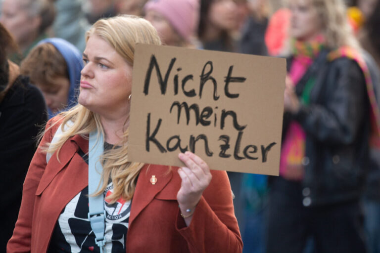 So plant es der DGB: Eine linke Demonstrantin bei einer Demo gegen die Migrationspolitik von Kanzler Merz im November.
