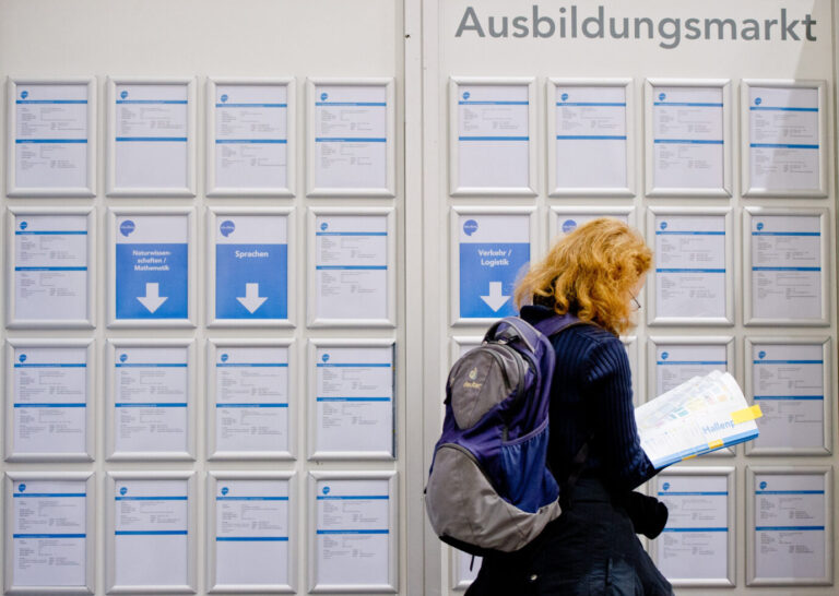 Eine junge Frau auf Stellensuche: Berufseinsteiger haben es derzeit schwer.