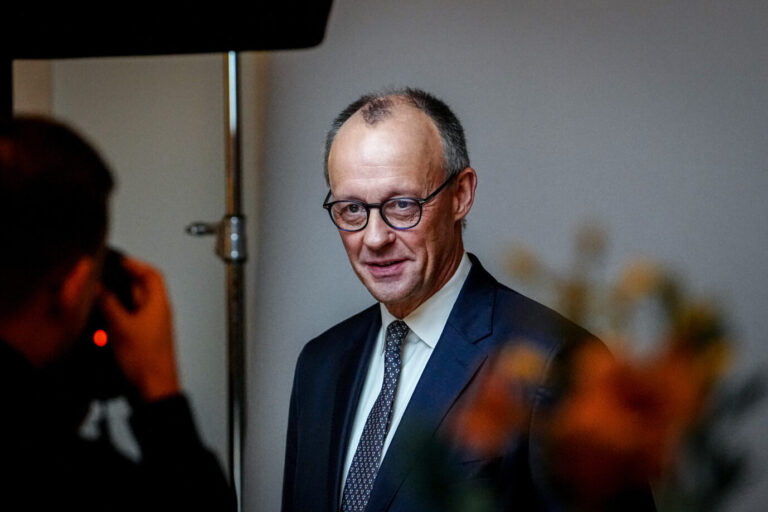 Bundeskanzler Friedrich Merz (CDU) wird beim Wirtschaftsgipfel der Süddeutschen Zeitung «Zukunft gestalten in einer unberechenbaren Welt» vor seinem Auftritt fotografiert. Er zeigte sich begeistert über die geplante Sozialstaatsreform.