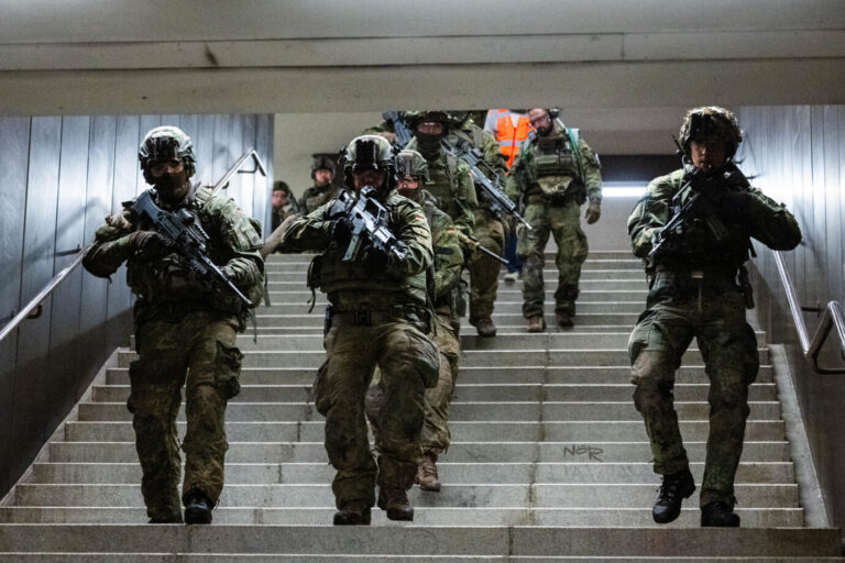 Bundeswehrsoldaten gehen eine Treppe herunter, die Waffe im Anschlag