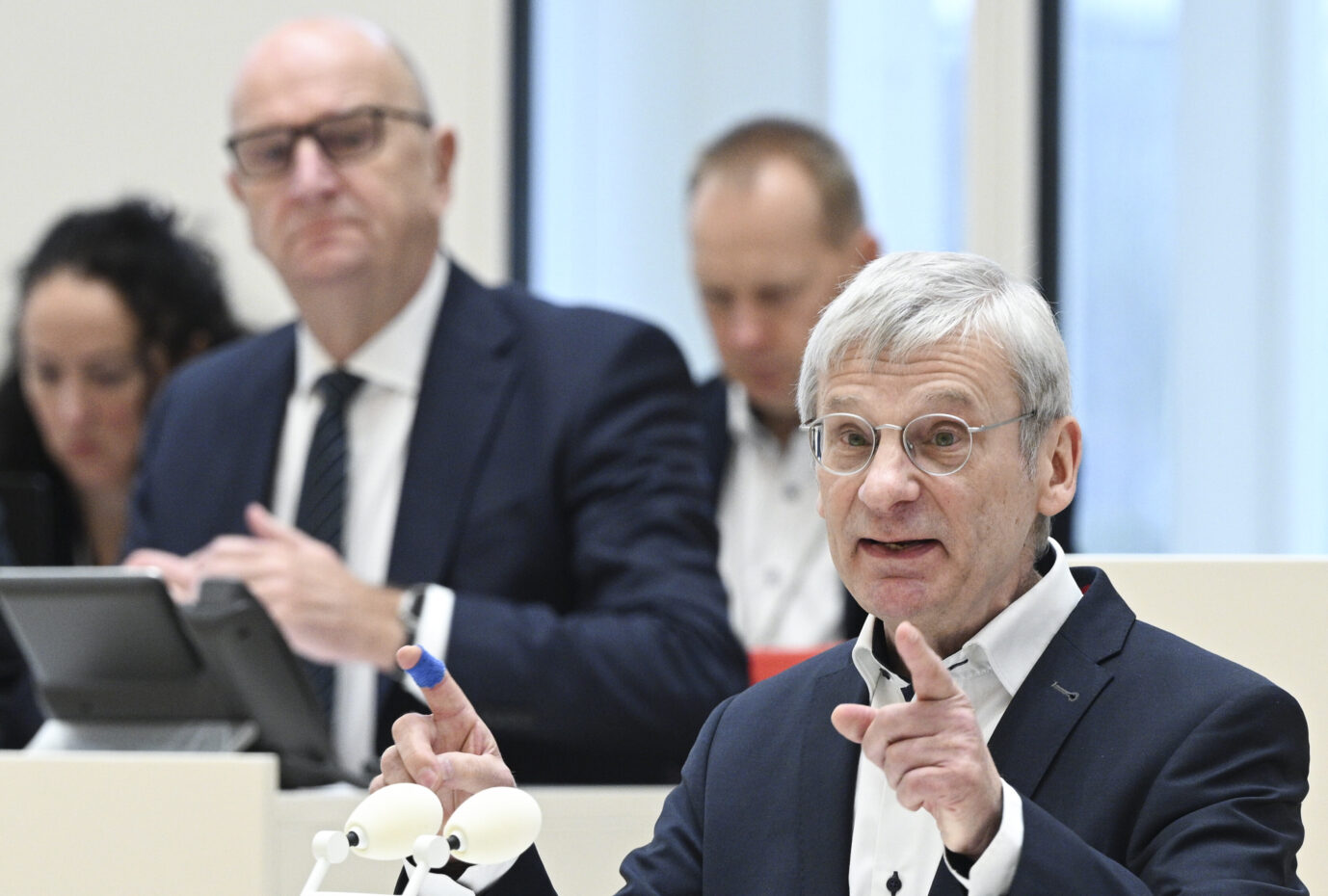 Hans-Christoph Berndt, Vorsitzender der Brandenburger AfD-Fraktion, spricht in einer Sitzung des Brandenburger Landtages. Im Hintergrund Brandenburgs Ministerpräsident Dietmar Woidke (SPD).