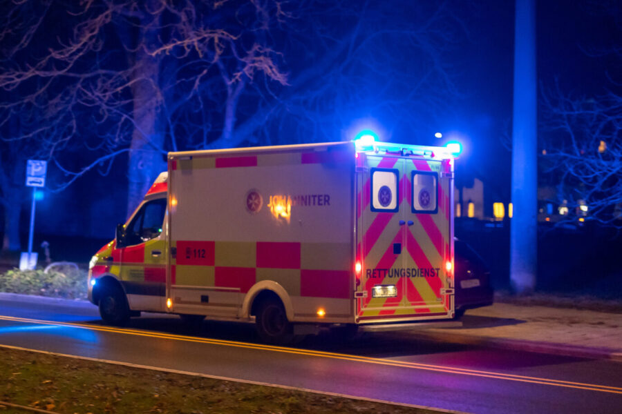 Ein Rettungswagen der Johanniter ist in Nuernberg im Einsatz. Zahlreiche Einsatzfahrzeuge aus umliegenden Landkreisen unterstuetzen die Evakuierung nach dem Fund einer Fliegerbombe im Stadtteil Grossreuth hinter der Veste. In Bad Kleinen wurde ein LKW-Fahrer angegriffen. Vorbereitung auf Evakuierung nach Bombenfund in Avenariusstraße, Nuernberg, 14.11.2025 Foto:Eibner-Pressefoto/Ardan Fuessmann
