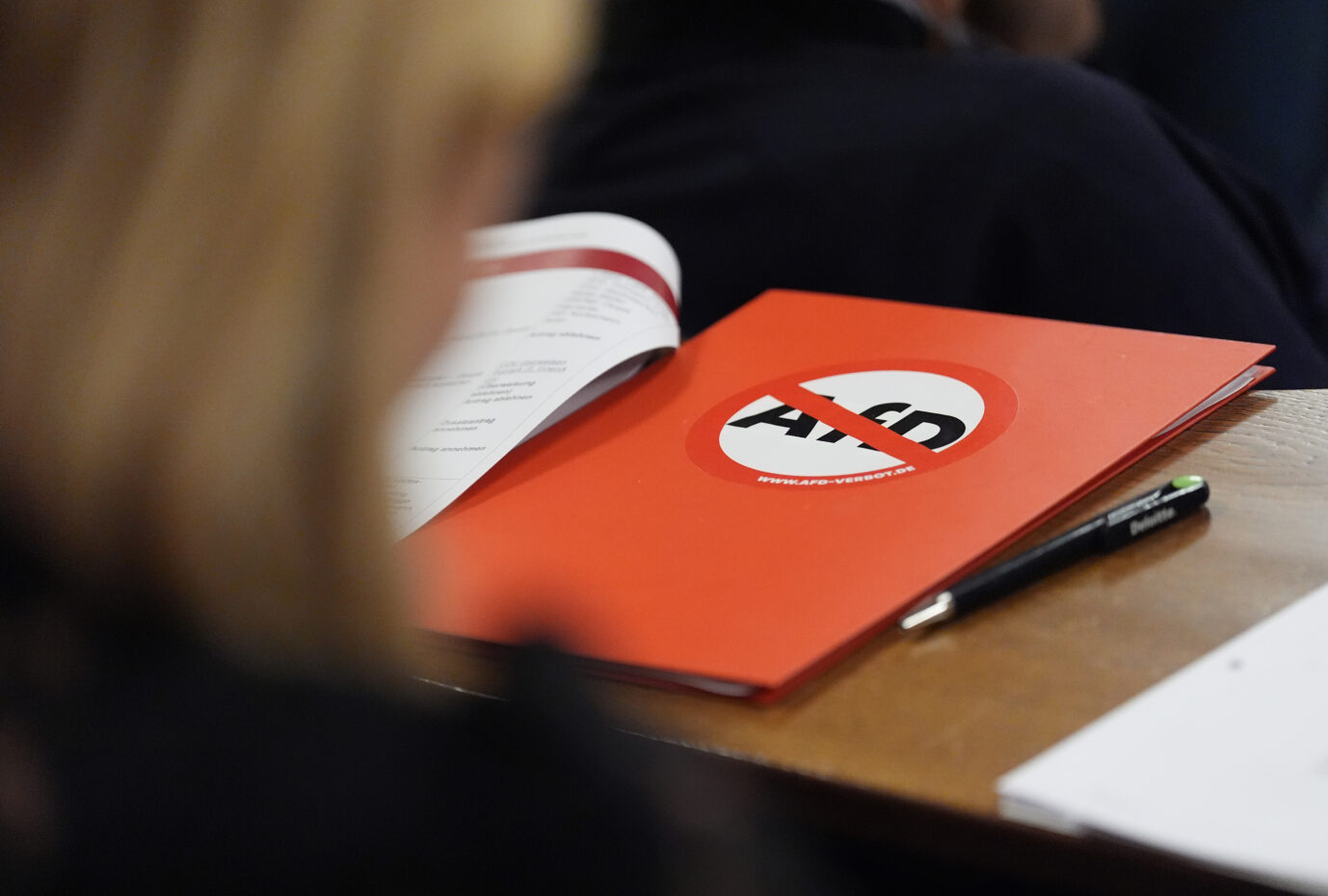 Ein rote Aktenmappe mit einem durchgestrichenen AfD-Aufkleber liegt auf dem Tisch einer Abgeordneten während der Sitzung der Hamburgischen Bürgerschaft im Rathaus. Die Abgeordneten in der Hamburgischen Bürgerschaft stimmen über den Bau einer neuen Oper in der Hafencity ab.