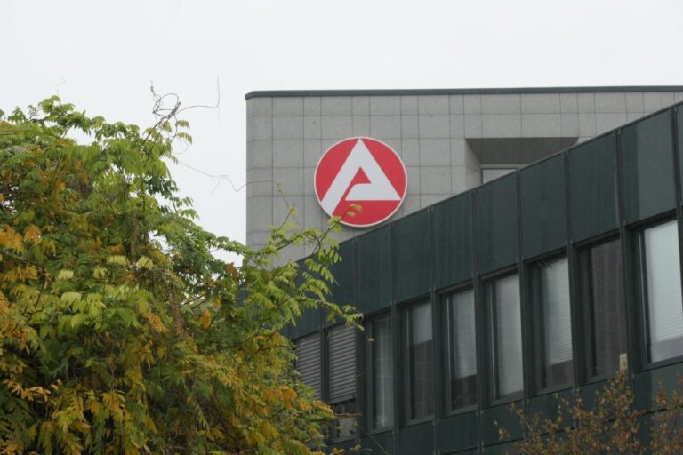 Das Büro der Bundesagentur für Arbeit in Essen (Symbolbild): Einem Experten zufolge sind Großstädte bei der Jobsuche unter Asylbewerbern im Vorteil. (Themenbild)