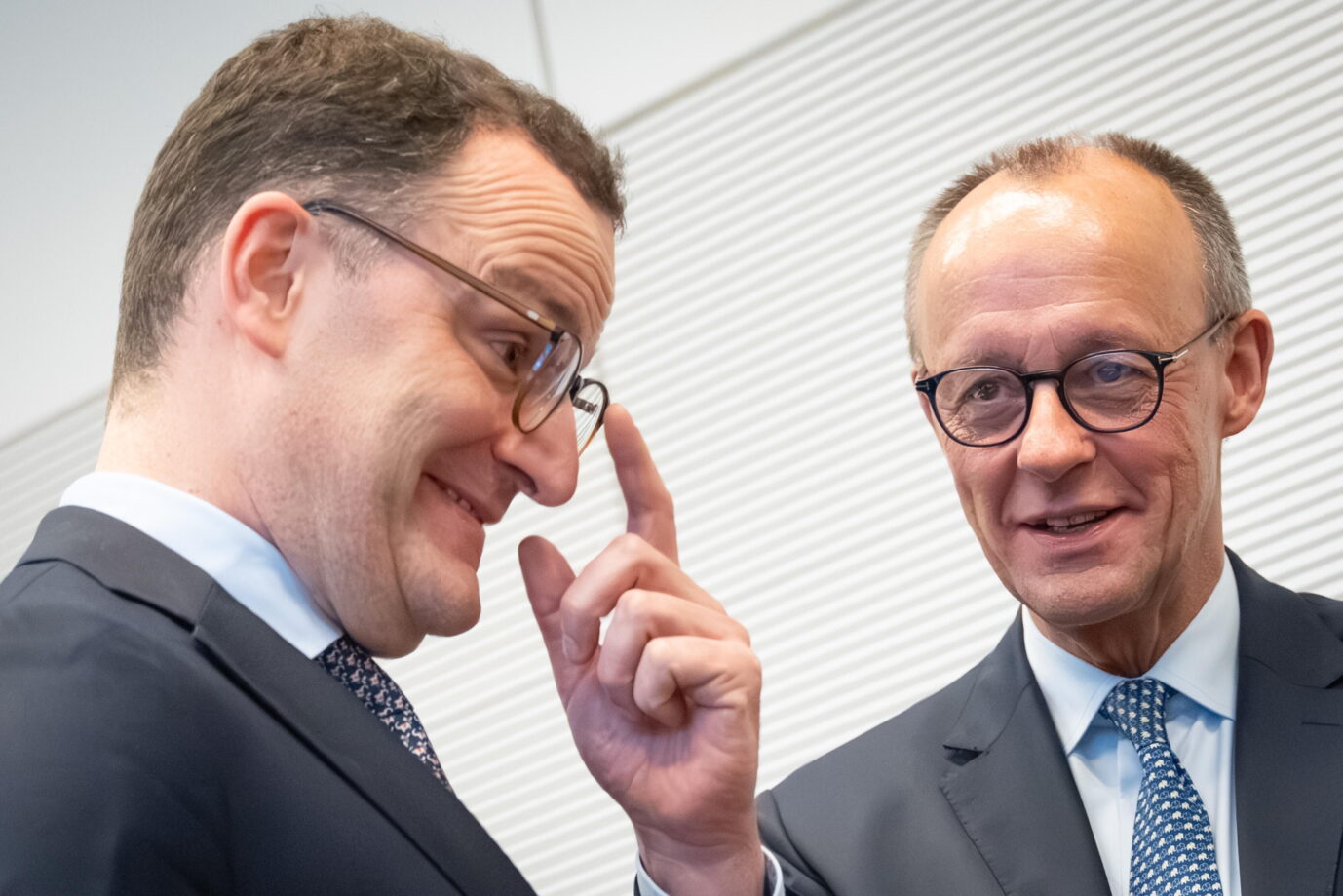 Bundeskanzler Friedrich Merz mit dem Fraktionsvorsitzenden Jens Spahn (links). Foto: picture alliance / Chris Emil Janßen | Chris Emil Janssen