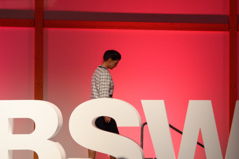 Sahra Wagenknecht, Leiterin der Grundwertekommission vom BSW, tritt auf dem 3. Bundesparteitag des BSW von der Bühne ab. In Magdeburg wurde am Morgen der 3. Bundesparteitag vom BSW fortgesetzt. Parteigründerin Sahra Wagenknecht beim Bundesparteitag des BSW: Wahleinsprüche im Bundestag abgelehnt. Foto: picture alliance/dpa | Klaus-Dietmar Gabbert