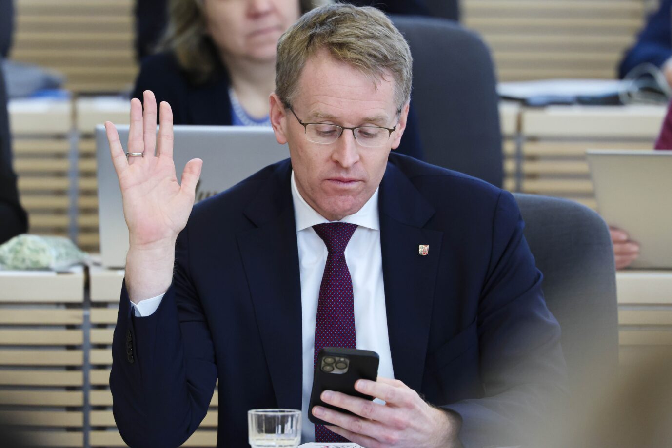 Medien verbieten? „Ja“, sagt Schleswig-Holsteins Ministerpräsident Daniel Günther (CDU).