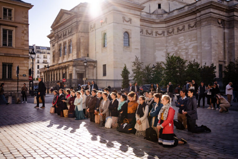 Junge Menschen knien andächtig auf einem öffentlichen Pariser Platz und beten: Es sind junge katholische Franzosen – denn der Katholizismus erlebt dort eine Renaissance