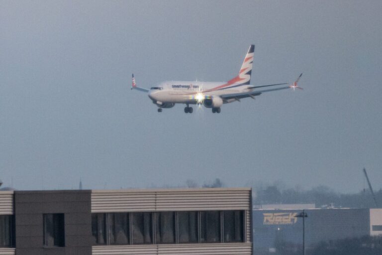 Eine Boeing 737 Max 8 mit Afghanen an Board landet am Flughafen Berlin Brandenburg (BER). Mit einem von der Bundesregierung organisierten Charterflug sind 160 Afghaninnen und Afghanen nach Berlin gekommen.