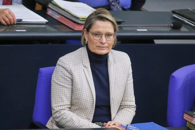 Berlin, Deutschland: Deutscher Bundestag: 49. Bundestagssitzung: Bundesministerin der Justiz und für Verbraucherschutz Stefanie Hubig (SPD)