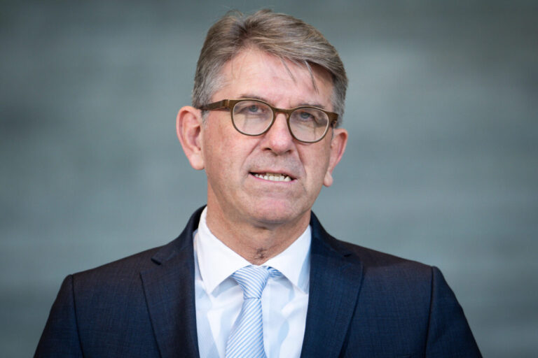 Wolfram Weimer, Beauftragter der Bundesregierung für Kultur und Medien fördert Verlage die Extremismus stützen