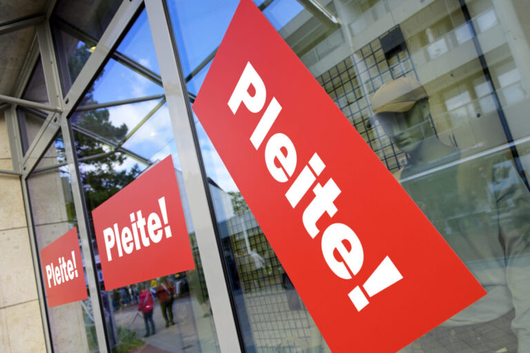 "Pleite"-Schild an einem geschlossenen Geschäft: Insolvenzen sind in Deutschland aktuell an der Tagesordnung.