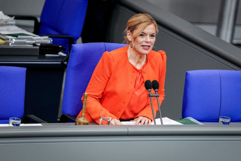 Julia Klöckner (CDU), Bundestagspräsidentin, nimmt im Plenarsaal des Bundestags an der voraussichtlich letzten Sitzung vor Weihnachten und dem Jahreswechsel teil. Bundestagspräsidentin Julia Klöckner: Die Christdemokratin regt an unzuverlässigen Abgeordnetenmitarbeitern das Gehalt zu entziehen. Foto: picture alliance/dpa | Kay Nietfeld