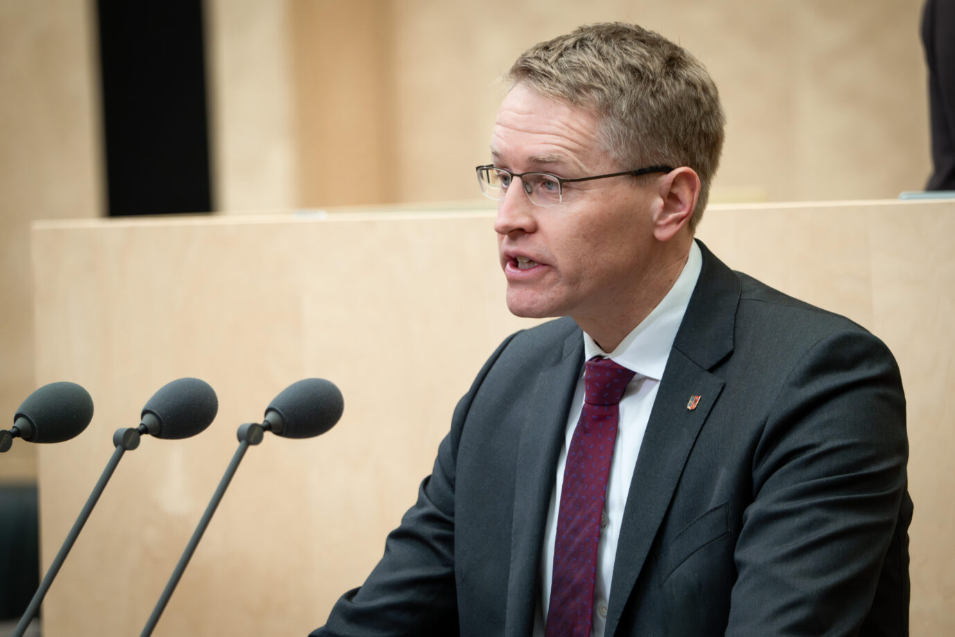 Das Bild zeigt Schleswig-Holsteins Ministerpräsidenten Daniel Günther von der CDU.