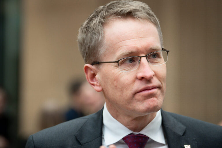 Will Soziale Netzwerke verbieten und Medien zensieren: Daniel Guenther (CDU) Ministerpraesident von Schleswig-Holstein. Foto: picture alliance / Flashpic | Jens Krick