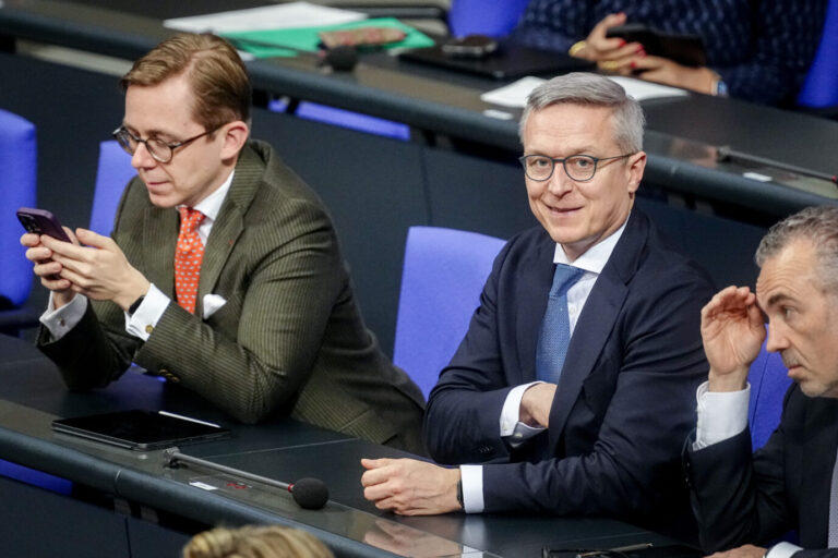 Philipp Amthor (l-r, CDU), Parlamentarischer Staatssekretär beim Bundesminister für Digitales und Staatsmodernisierung, Karsten Wildberger (CDU), Bundesminister für Digitalisierung und Staatsmodernisierung, und Thomas Jarzombek, Parlamentarischer Staatssekretär beim Bundesminister für Digitales und Staatsmodernisierung, nehmen an der voraussichtlich letzten Sitzung des Bundestages vor Weihnachten und dem Jahreswechsel teil. Bald könnte die Bundesregierung Redaktionen durchsuchen – auch ohne richterliche Anordnung. Ein Kabinettsentwurf zur politischen Werbung erlaubt weitreichende Eingriffe durch Bundesbehörden. Juristen und Verbände warnen vor einem schweren Eingriff in Pressefreiheit und Grundrechte. Bundesminister für Digitales und Staatsmodernisierung, Karsten Wildberger (CDU), zwischen seinen Parlamentarischen Staatssekretären Philipp Amthor (l., CDU) und Thomas Jarzombek (CDU): Autoren des Politische-Werbung-Transparenz-Gesetzes. Foto: picture alliance/dpa | Kay Nietfeld
