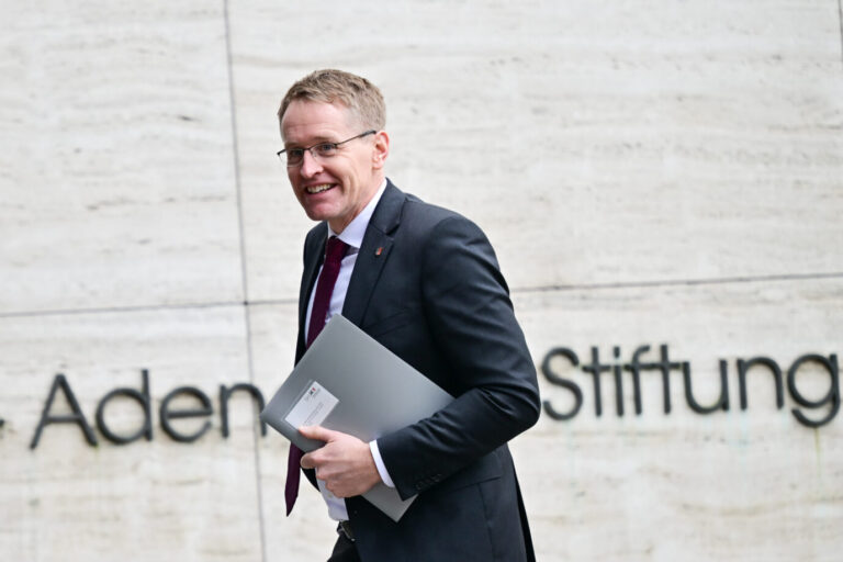 Daniel Günther (CDU), Ministerpräsident von Schleswig-Holstein, kommt zu einer Entscheidung über die Nachfolge an der Spitze der Konrad-Adenauer-Stiftung. Das erste Mal in der Geschichte der KAS kann es zu einer Kampfabstimmung zwischen zwei Kandidaten kommen.