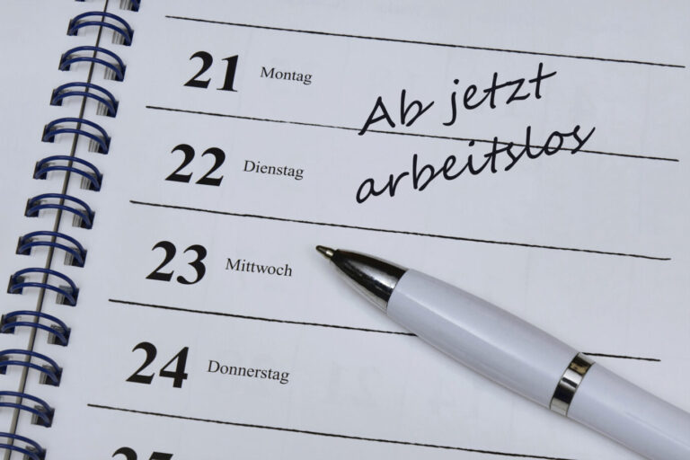 Kalender mit Eintrag „Ab jetzt arbeitslos“ (Symbolbild): Die Zahl der Arbeitslosen war seit zwölf Jahren nicht mehr so hoch.