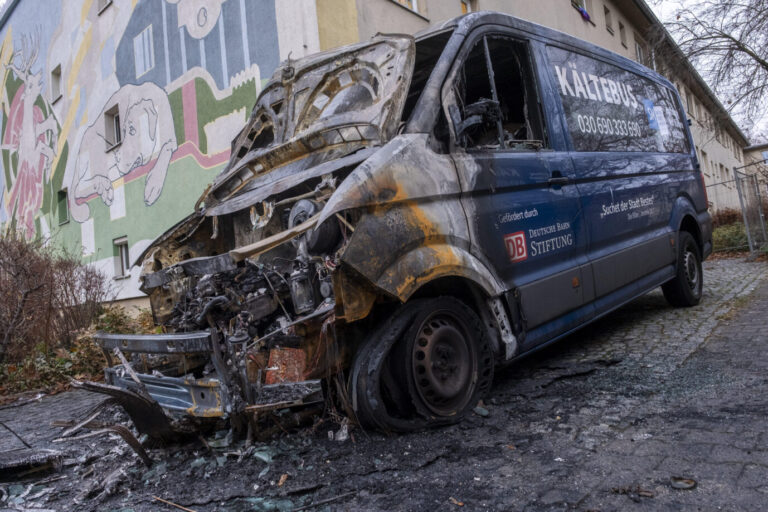 Ausgebrannter Kaeltebus auf dem Parkplatz der Berliner Stadtmission (Foto vom 29.12.2025). Der VW-Crafter war in der Nacht zu Sonntag vollstaendig ausgebrannt. Die Polizei vermutet Brandstiftung. Ein Zeuge hatte zuvor eine Person an den geparkten Fahrzeugen bemerkt. Durch das Feuer wurde ein weiterer Kaeltebus leicht beschaedigt. (Siehe epd-Meld...