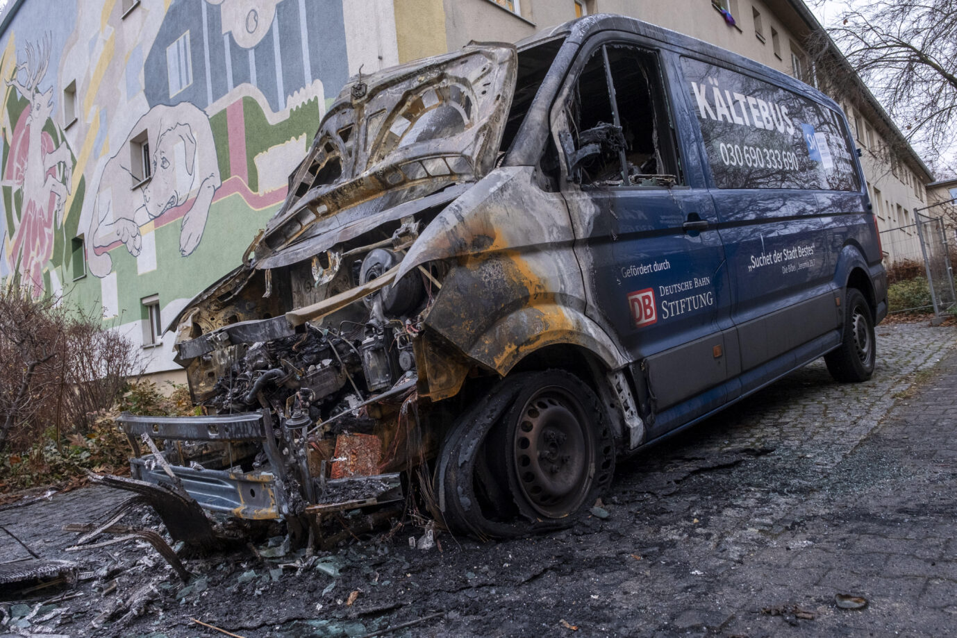 Ausgebrannter Kaeltebus auf dem Parkplatz der Berliner Stadtmission (Foto vom 29.12.2025). Der VW-Crafter war in der Nacht zu Sonntag vollstaendig ausgebrannt. Die Polizei vermutet Brandstiftung. Ein Zeuge hatte zuvor eine Person an den geparkten Fahrzeugen bemerkt. Durch das Feuer wurde ein weiterer Kaeltebus leicht beschaedigt. (Siehe epd-Meld...