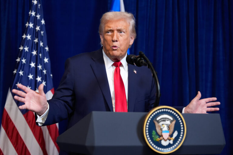 President Donald Trump speaks during a news conference with Israel's Prime Minister Benjamin Netanyahu at Mar-a-Lago, Monday, Dec. 29, 2025, in Palm Beach, Fla. (AP Photo/Alex Brandon). Dem Iran droht er mit Militärschlägen.