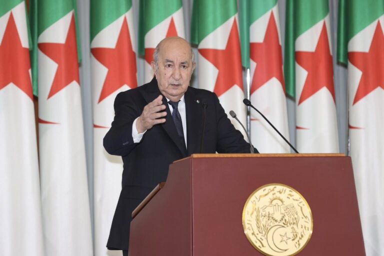 Der algerische Präsident Abdelmadjid Tebboune steht an einem Rednerpult und gestikuliert – Staatsbürger von Algerien, die sich etwa in Frankreich aufhalten, dürfen bald leichter zurückkommen