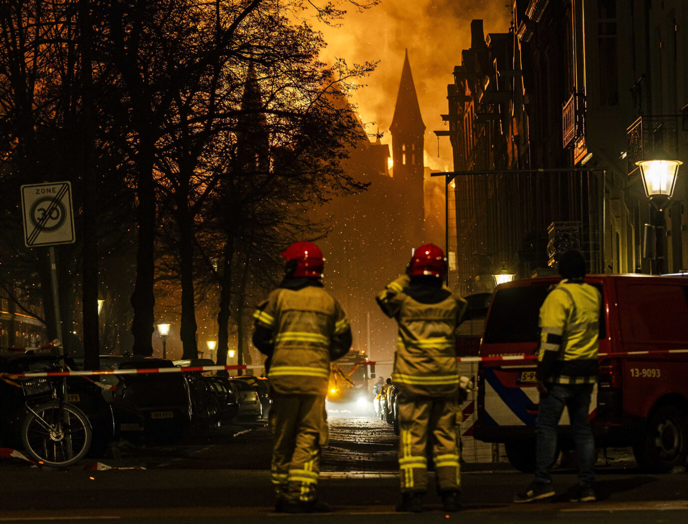 Zwei Feuerwehrleute stehen vor der Vondelkirche in Amsterdam, sie ging während der Silvesternacht in Flammen auf