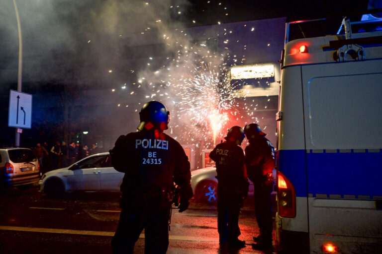 Zwei Polizisten wurden in der Berliner Silvesternacht schwer verletzt. Foto: picture alliance / ZUMAPRESS.com | Nikos Kanistras