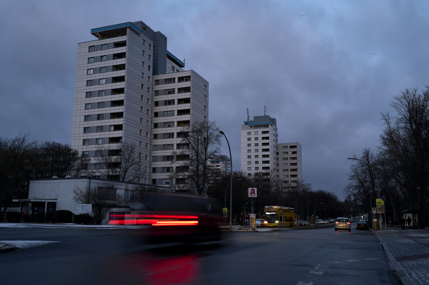 Autos fahren bei Stromausfall in Lichterfelde. Nach einem Stromausfall blieb die Osdorfer Straße in Lichterfelde ohne Beleuchtung. Foto: picture alliance/dpa | Michael Ukas