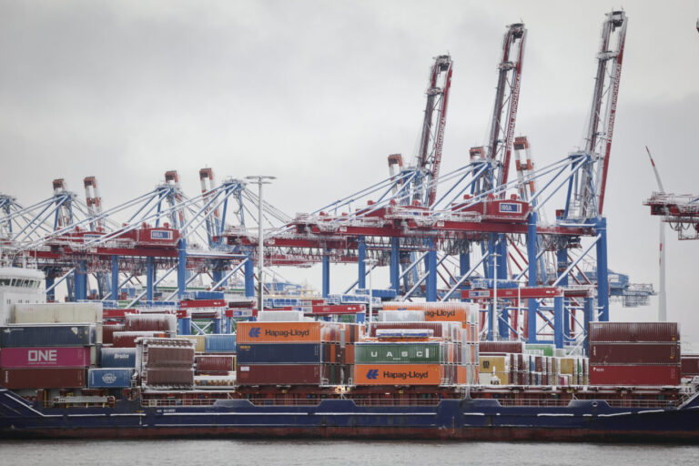 Die Container eines kleinen Frachtschiffs am Terminal Burchardkai sind verschneit. Ein Frachtschiff liegt am Terminal Burchardkai im Hamburger Hafen, auf dem Deck sind zahlreiche Container mit Schnee bedeckt. Symbolbild für den schwächelnden deutschen Außenhandel angesichts rückläufiger Exportzahlen. Ein Frachtschiff liegt mit verschneiten Containern am Burchardkai in Hamburg: Deutschlands Außenwirtschaft kühlt ab. Foto: picture alliance/dpa | Christian Charisius