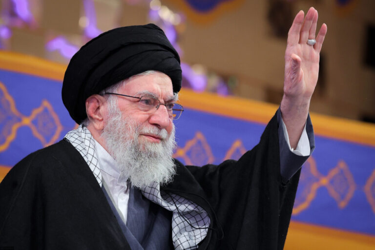 Irans geistliches Oberhaupt Ali Chamenei versucht, die Proteste gewaltsam niederschlagen zu lassen.