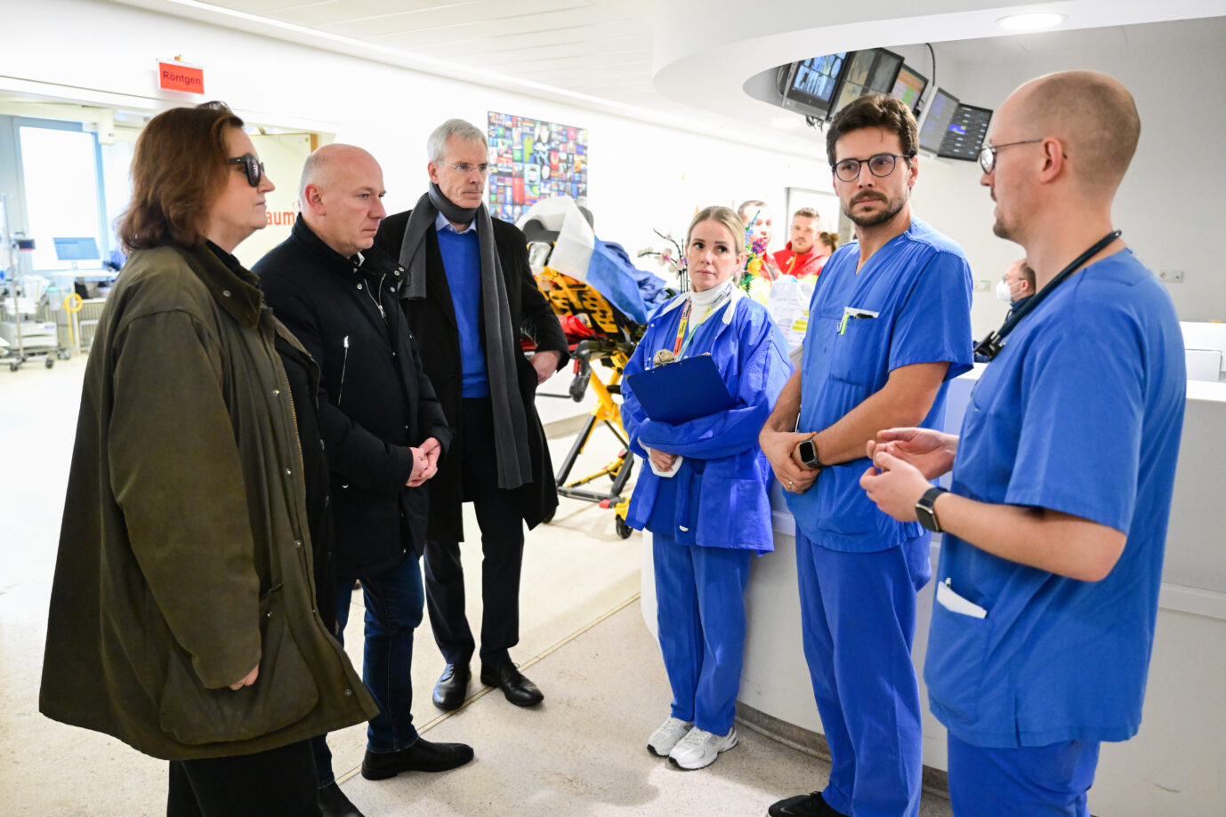 Klinik. Ina Czyborra (SPD, l.), Berliner Senatorin für Wissenschaft, Gesundheit und Pflege, Kai Wegner (CDU), Regierender Bürgermeister von Berlin, Martin E. Kreis, Vorstand Krankenversorgung der Charité, sprechen während des Stromausfalls im Südwesten Berlins im Charité Campus Benjamin Franklin mit Julika Howarth, Pflegeleitung, Robert Arndt, Oberarzt, und Eike Kühn, Oberarzt. Foto: picture alliance/dpa | Sebastian Gollnow