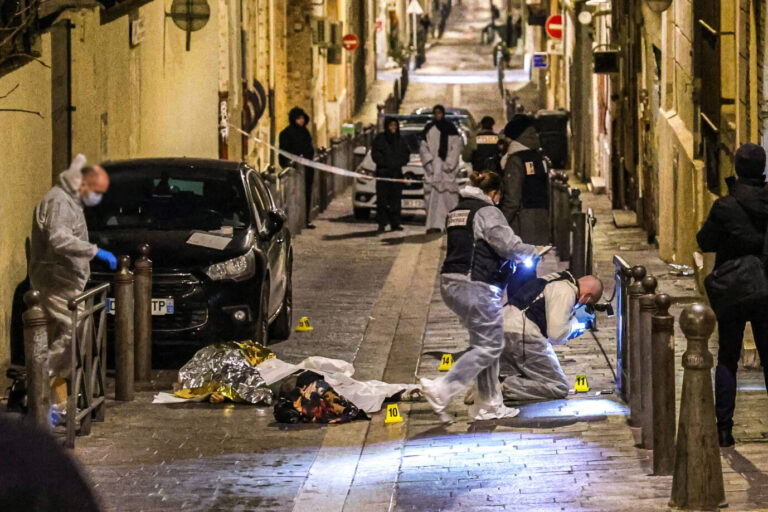 Weiß gekleidete französische Polizisten untersuchen den Tatort einer Bandenschießerei in Marseille, eine kleine enge Gasse – wieder einmal hat sich die Mordrate in Frankreich erhöht
