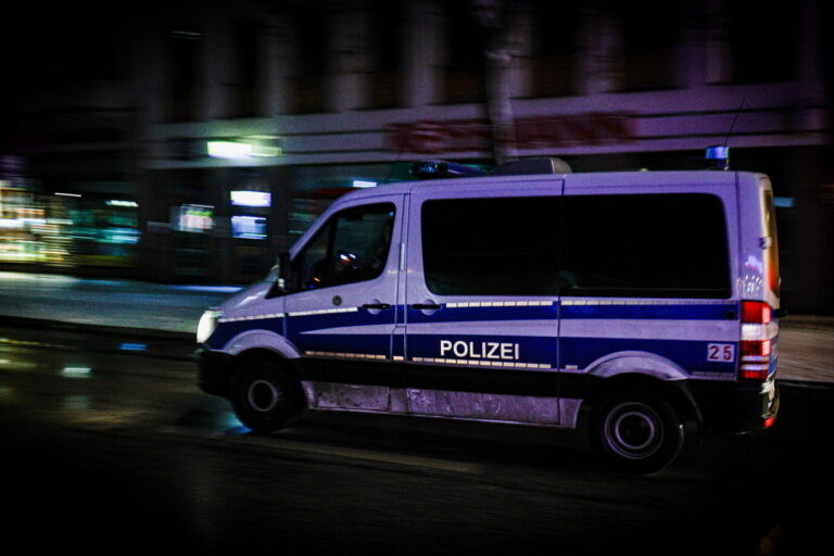 Polizeiwagen in der Krisenzone: Jetzt ermittelt der Generalbundesanwalt. Foto: picture alliance / Sipa USA | SOPA Images