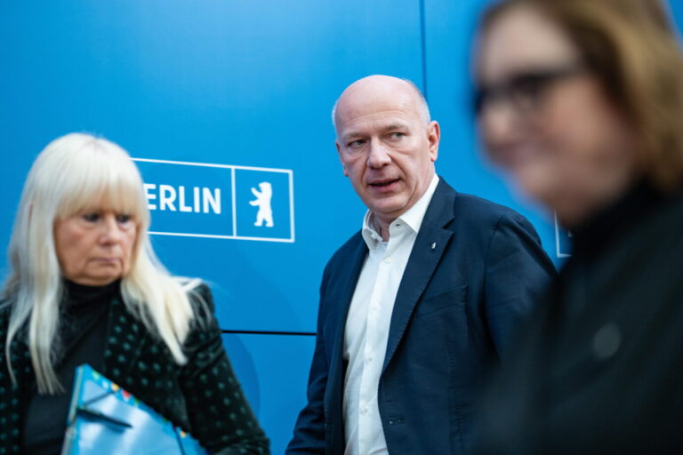 Zwei Mitglieder des Berliner Senats vor blauem Hintergrund mit Berlin-Logo, links Iris Spranger, rechts Kai Wegner, beide im Gesprächsumfeld einer Pressekonferenz. Aufnahme entstand nach dem linksextremistischen Brandanschlag auf das Stromnetz, über dessen Folgen und die interne Krisenkommunikation es später zum Streit kam. Iris Spranger (SPD) und Kai Wegner (CDU) bei einer Pressekonferenz zum Anschlag auf das Berliner Stromnetz: Der Regierende Bürgermeister wirft seiner Innensenatorin verspätete Information vor. Foto: picture alliance / Chris Emil Janßen | Chris Emil Janssen