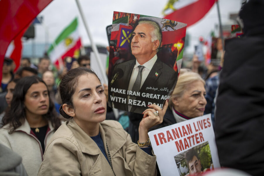 Offene Rufe nach einer Rückkehr von Reza Pahlavi gab es bislang nur im Ausland - wie hier durch eine iranische Demonstrantin in Los Angeles. Foto: picture alliance / Middle East Images | Benjamin Hanson