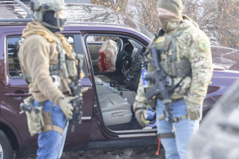 Polizisten sichern den Tatort der tödlichen Schüsse in Minneapolis, wo ein ICE-Beamter eine Frau erschoß.