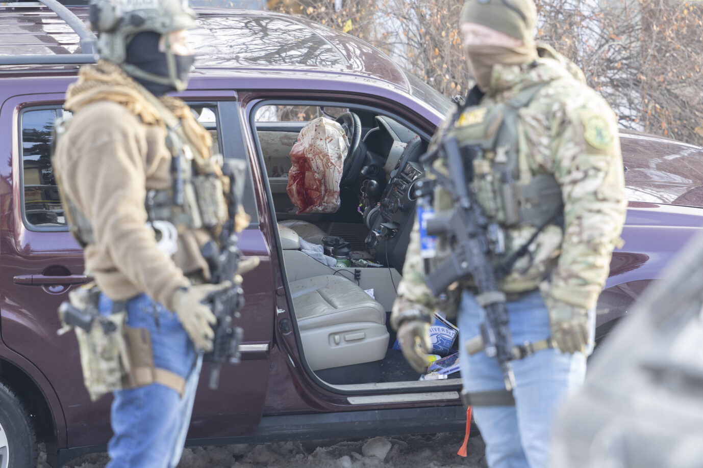 Polizisten sichern den Tatort der tödlichen Schüsse in Minneapolis, wo ein ICE-Beamter eine Frau erschoß.