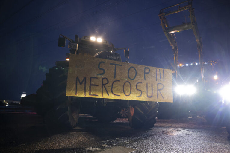 Ein Schild mit der Aufschrift „Stop!!! Mercosur“ ist an einem Traktor befestigt. Viele Landwirte befürchten Nachteile, sollte das EU-Mercosur-Freihandelsabkommen beschlossen werden.