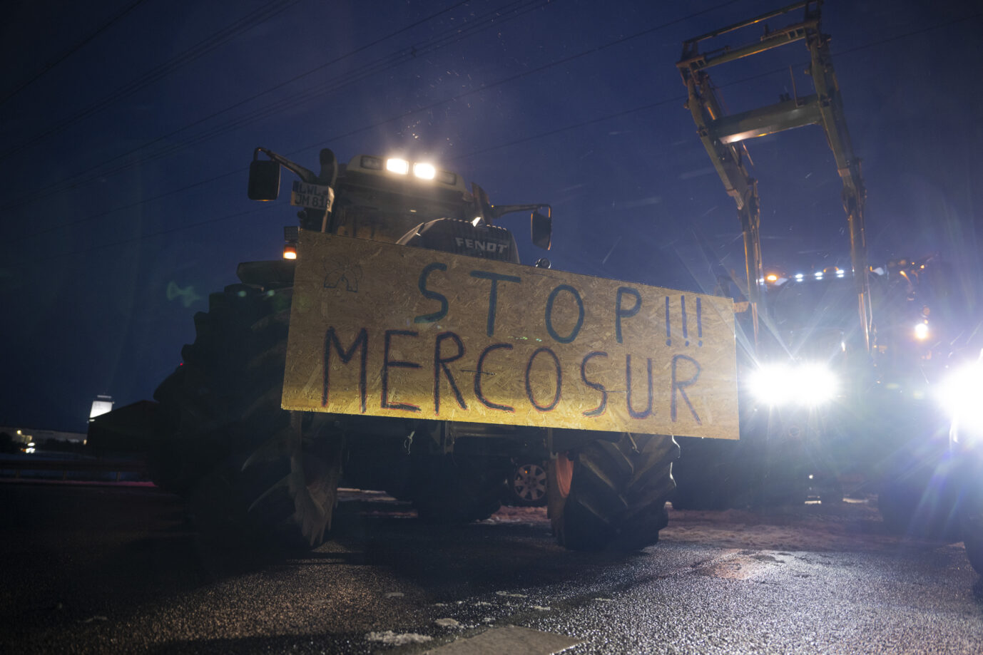 Ein Schild mit der Aufschrift „Stop!!! Mercosur“ ist an einem Traktor befestigt. Viele Landwirte befürchten Nachteile, sollte das EU-Mercosur-Freihandelsabkommen beschlossen werden.