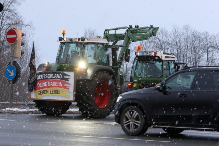 Bauern protestieren gegen das geplante Mercosur-Abkommen - mit ihren Traktoren blockieren sie an der Autobahn-Anschlussstelle Brinkum die Auffahrt zur Autobahn 1 in Fahrtrichtung Hamburg. Foto: picture alliance/dpa | Christian Butt
