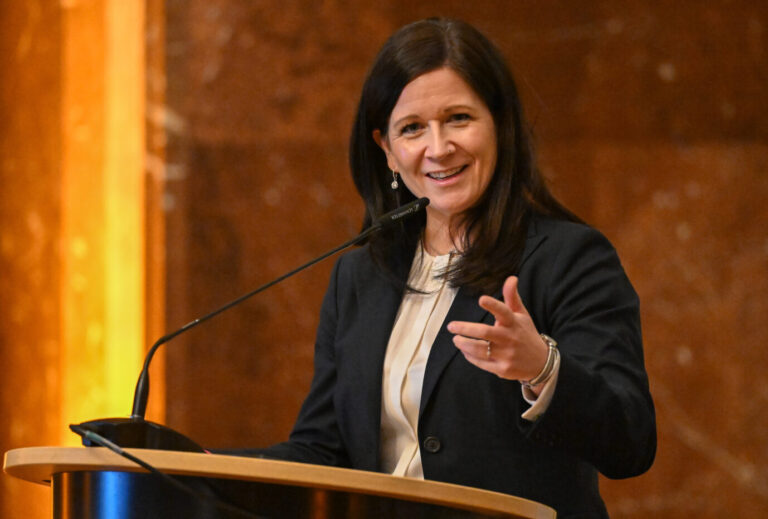 Rudert beim Unterricht über die DDR zurück: Die Tennis- und Lebenspartnerin von Bürgermeister Kai Wegner, Katharina Günther-Wünsch (CDU), Berlins Senatorin für Bildung, Jugend und Familie. Foto: picture alliance/dpa | Soeren Stache