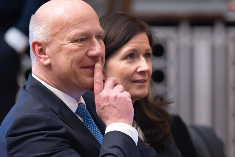 Gut gelaunt präsentierte sich Kai Wegner mit seiner Lebensgefährtin Katharina Günther-Wünsch nach seiner Lüge den Fotografen.