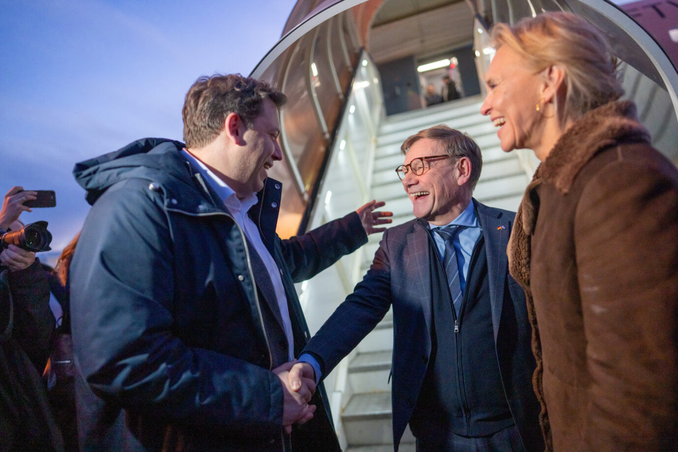 Johann Wadephul (CDU, M), Außenminister, steht neben der isländischen Außenministerin Thorgerdur Katrin Gunnarsdottir und trifft Lars Klingbeil (SPD), Bundesminister der Finanzen, der mit dem Airbus A319 ebenso auf dem Weg in die USA ist. Beide Maschinen landeten zur Betankung für einen kurzen Stopp in Island. Foto: picture alliance/dpa | Michael Kappeler