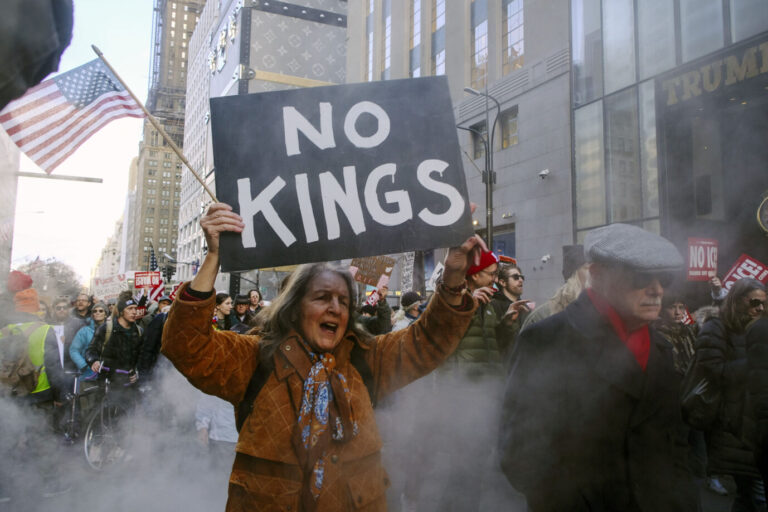 „No Kings“-Demonstration in New York: Hinter den Organisatoren steckt die US-Philanthropie mit Milliarden Dollar. Foto: picture alliance / Captital Pictures | Katie Godowski/MPI
